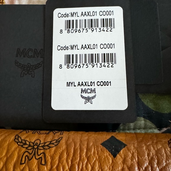 MCM Crossbody Wallet with removable gold chain. - Picture 7 of 15